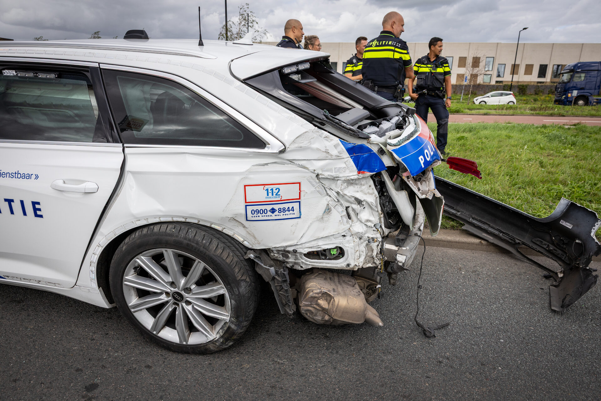 Politieauto zwaar beschadigd na botsing met personenauto