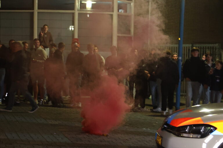 UPDATE: Honderden mensen bij protest tegen azc, politie massaal aanwezig