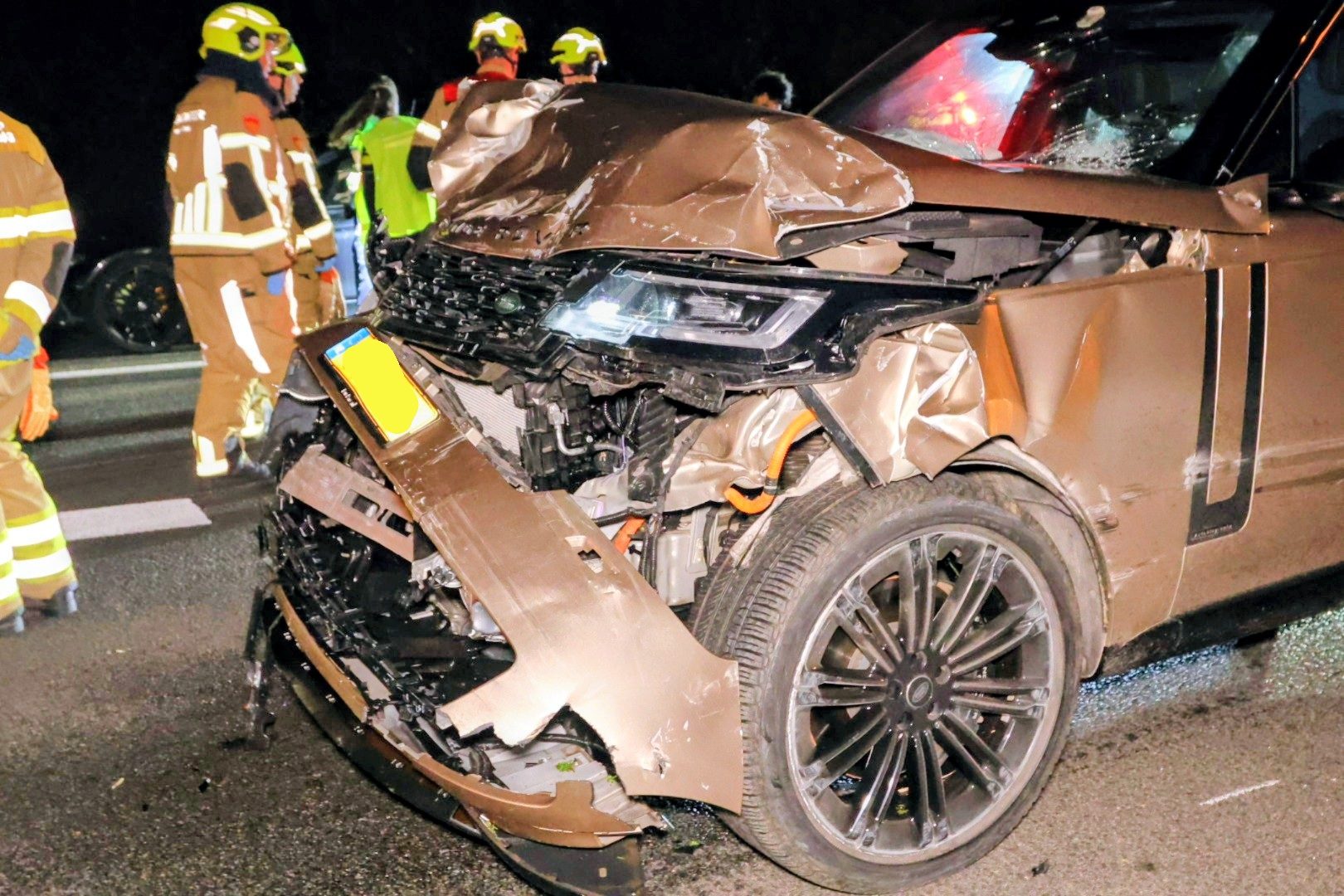 Peperdure Land Rover ramt bestelbus op snelweg