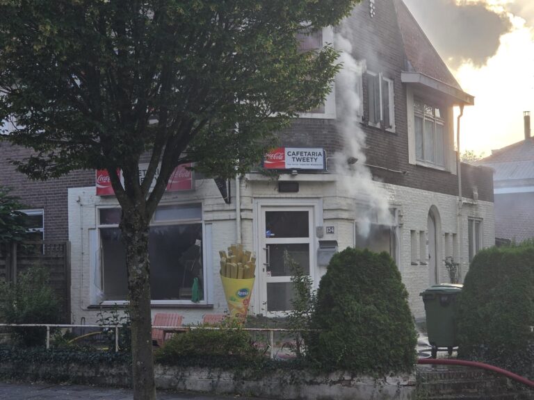 Grote brand in voormalige snackbar, traumahelikopter landt op voetbalveld