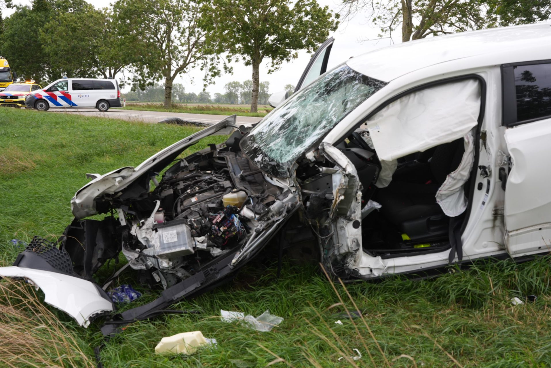 Ouder echtpaar zwaargewond bij frontale aanrijding