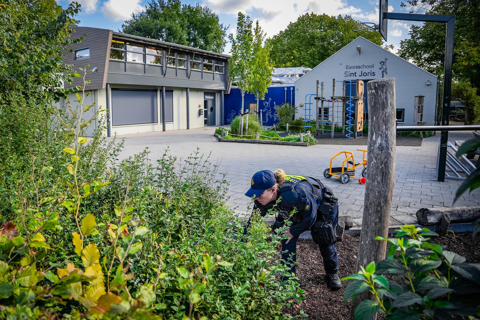 Politie zoekt rond basisschool naar sporen na dodelijk schietincident