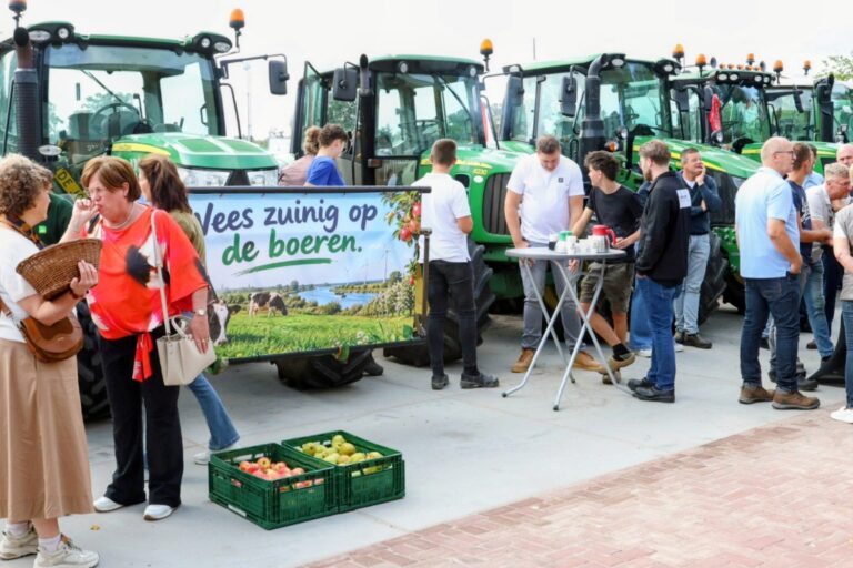 Boeren trekken met twintig tractoren naar gemeentehuis om zorgen over toekomst te uiten