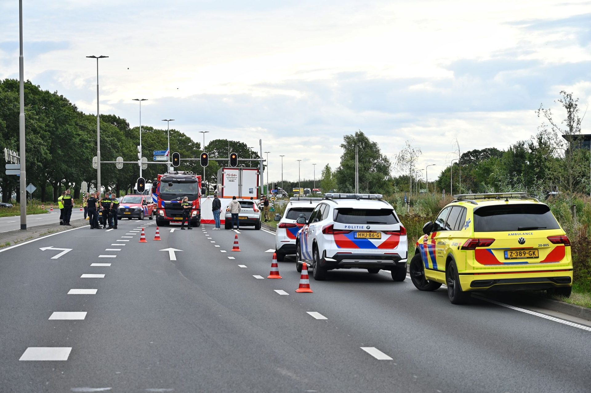 Automobilist (64) overleden na botsing met vrachtwagen