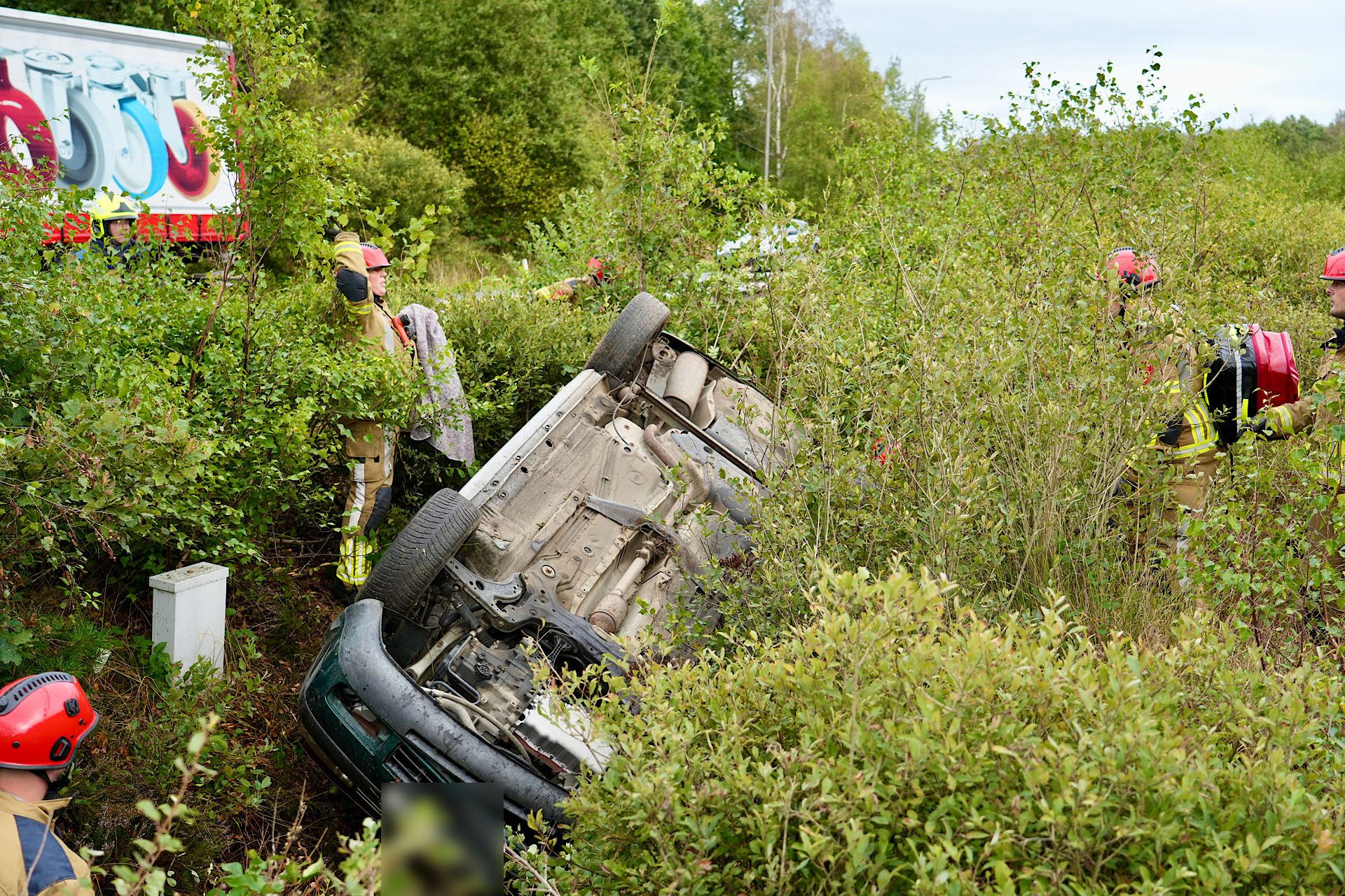Bestuurder spoorloos na zware crash, grote zoekactie gestart