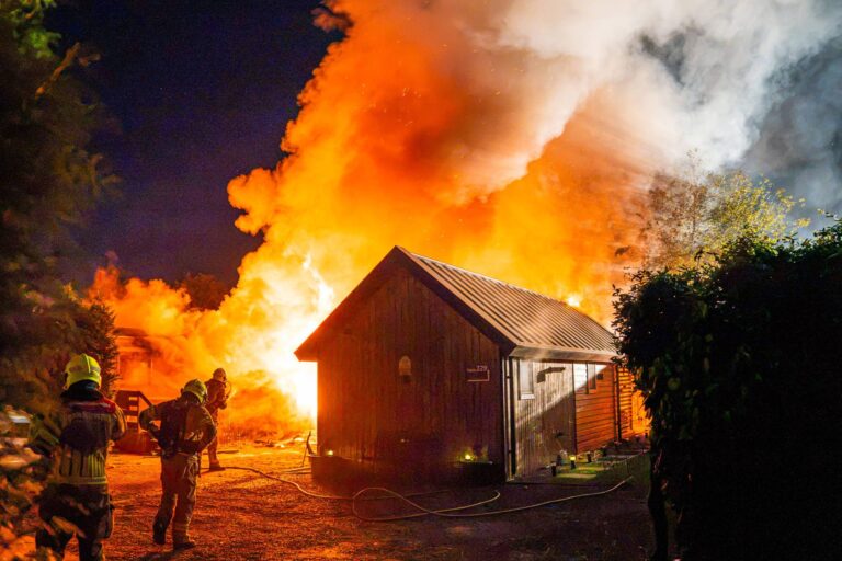 Grote brand verwoest zeker twee vakantiewoningen