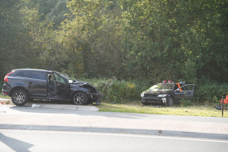 Kind betrokken bij zware botsing tussen twee auto’s, meerdere gewonden