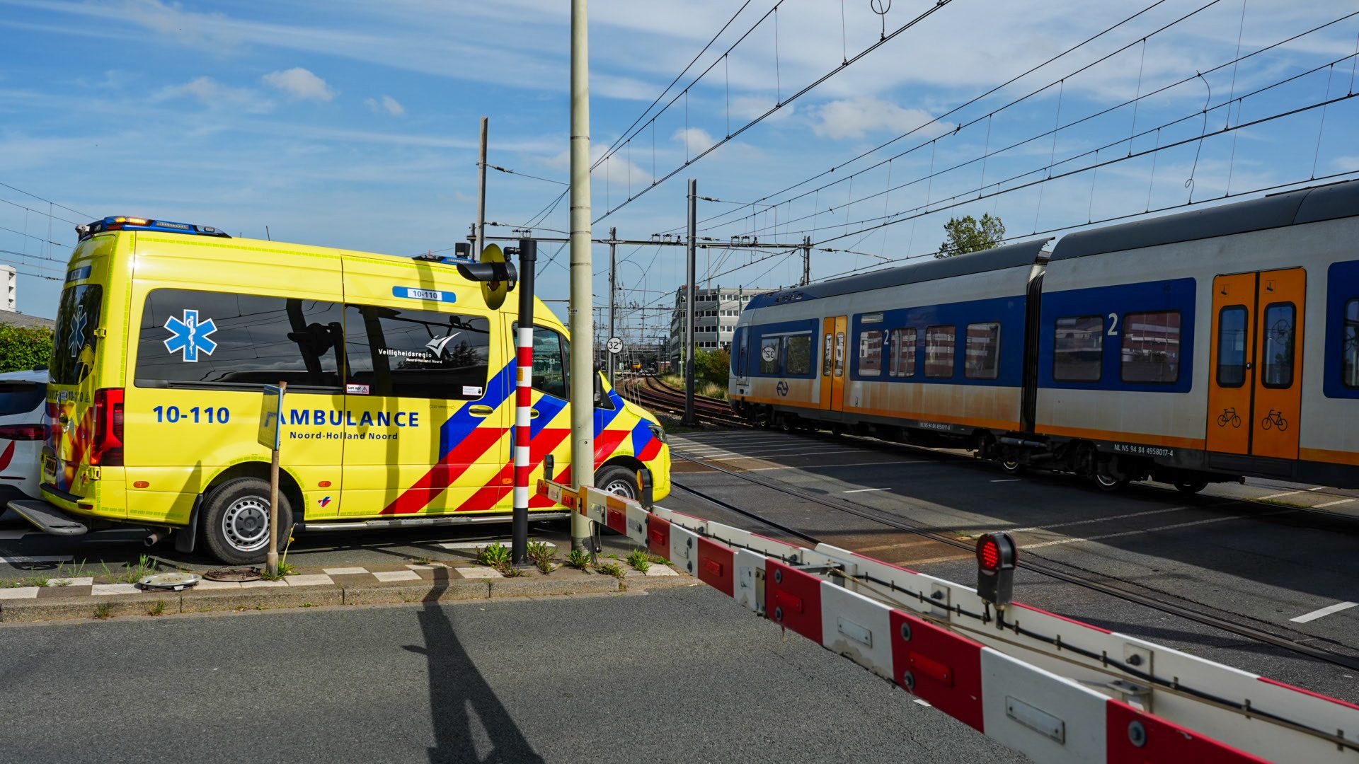 Persoon zwaargewond na botsing met trein