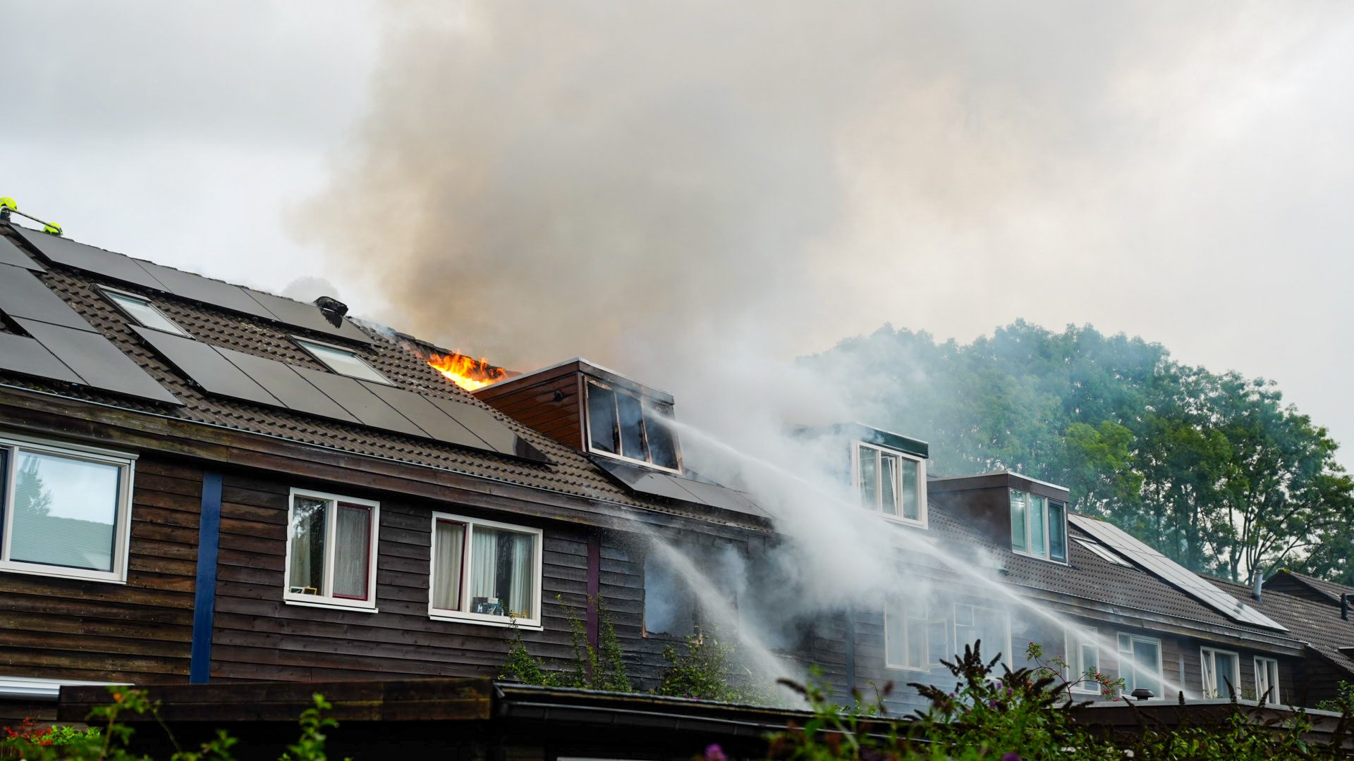 Bewoner komt om bij verwoestende woningbrand, heel woonblok ontruimd