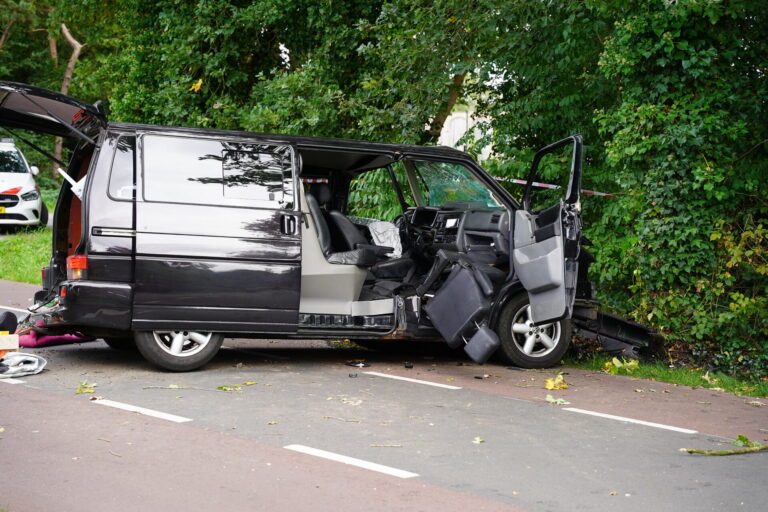 UPDATE: Twee gewonden bij ernstig ongeval, tegenpartij mogelijk doorgereden