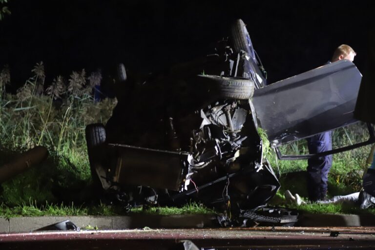Auto over de kop bij zware botsing, meerdere slachtoffers