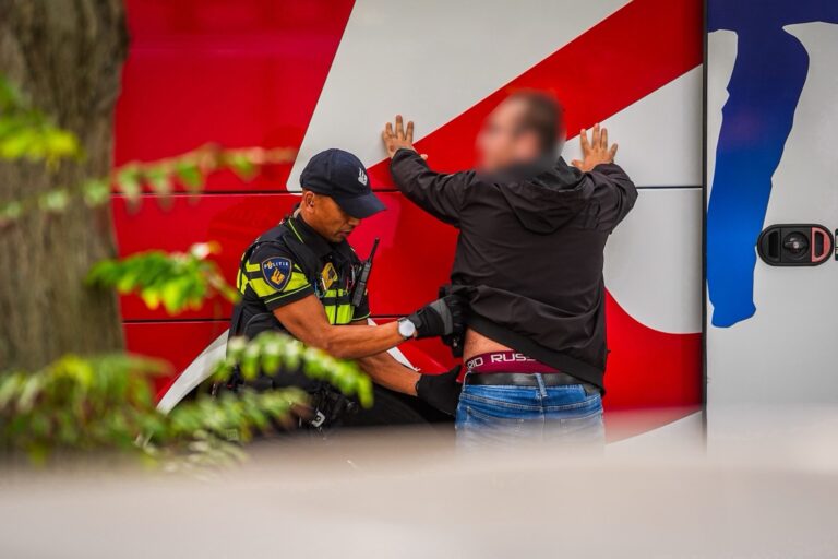 Zeventig voetbalsupporters gaan massaal op de vuist bij station