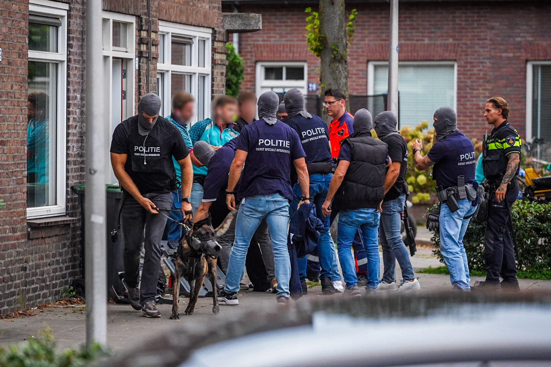 Vrouw gooit messen naar agenten, arrestatieteam grijpt in