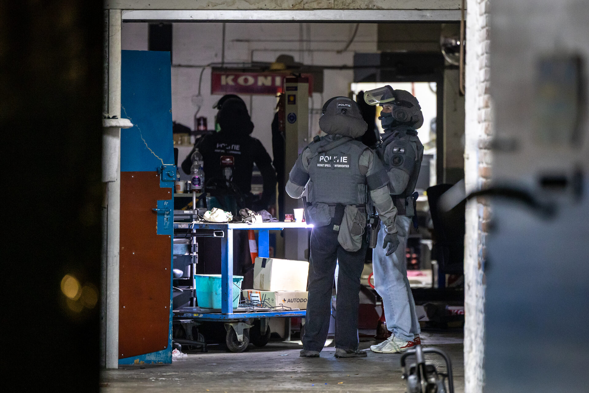 Arrestatieteam valt pand binnen, recherche doet urenlang onderzoek