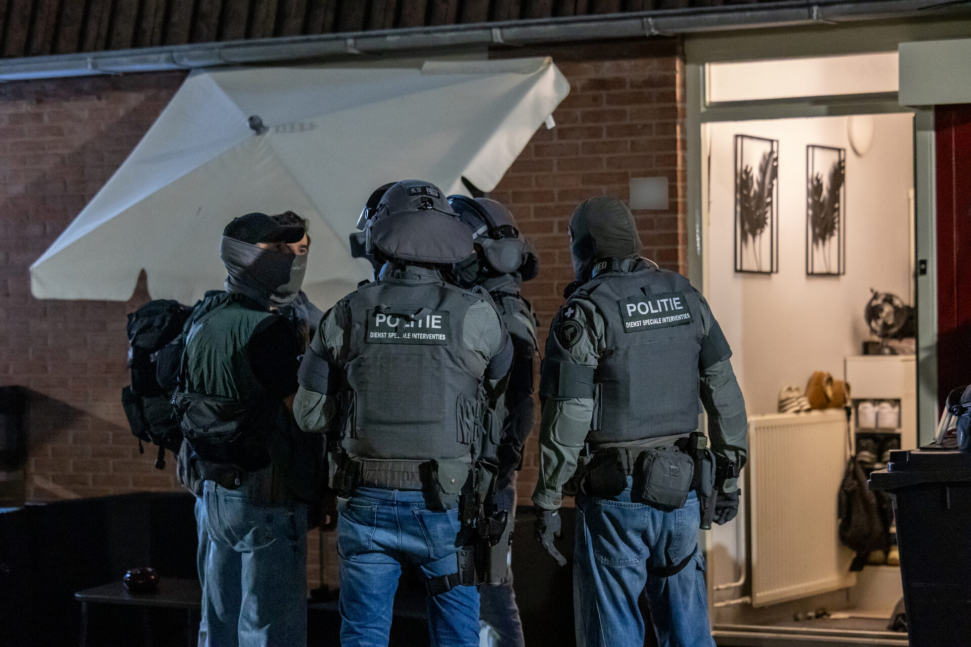 Arrestatieteam doet inval in woning, niemand aangehouden