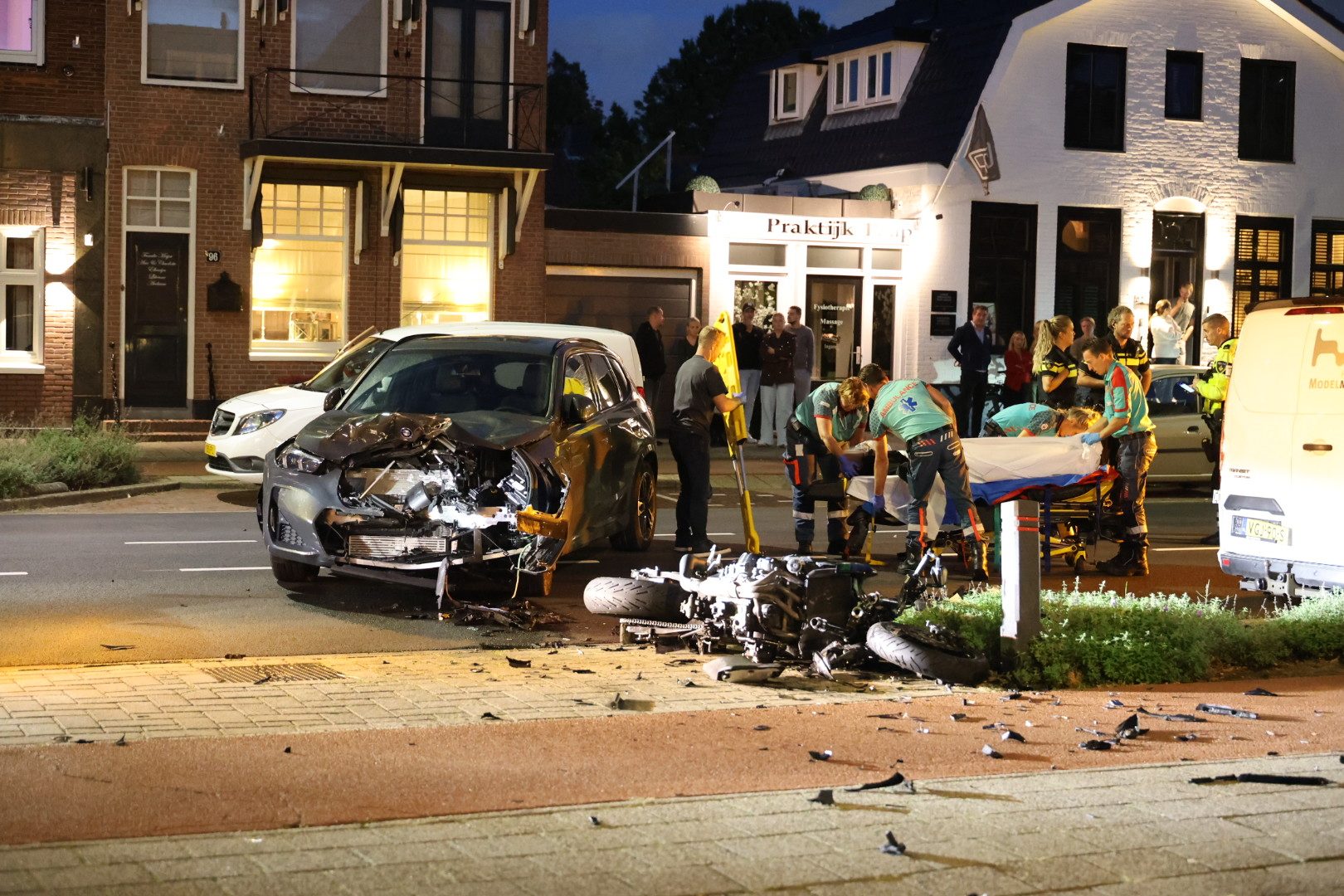 Motorrijder zwaargewond na botsing met auto