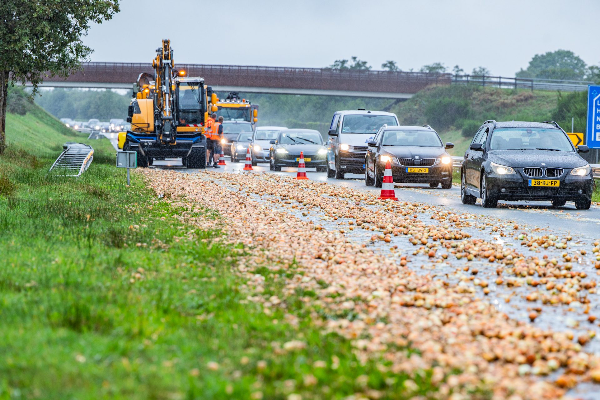 Vrachtwagen verliest enorme lading uien op autoweg