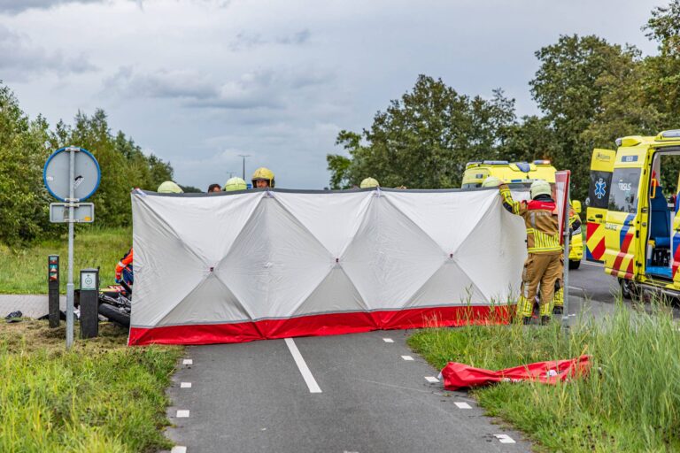 Brommerrijder botst met busje en raakt zwaargewond