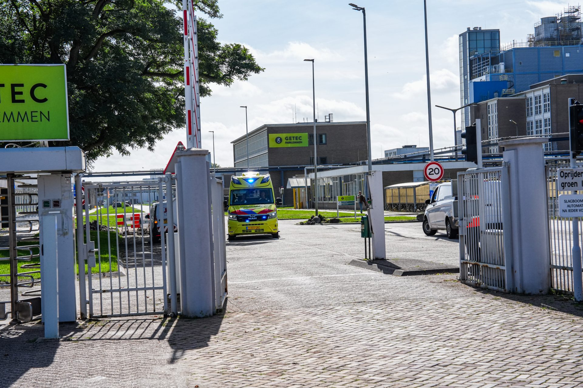 Gevaarlijke stof lekt na bedrijfsongeval, meerdere gewonden naar ziekenhuis