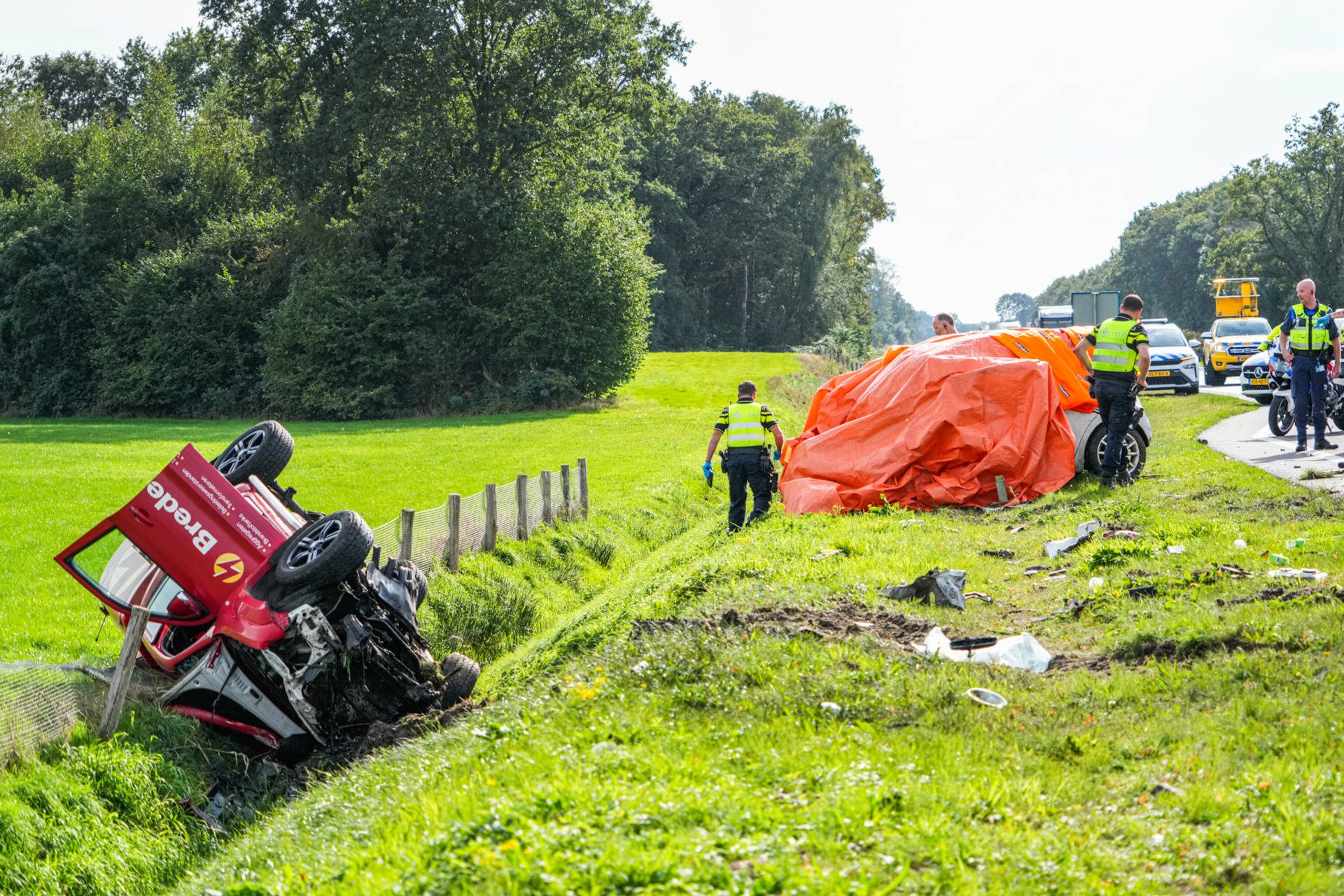 Eén dode bij frontale aanrijding tussen auto en bestelbus