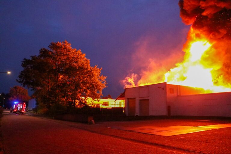Politie vermoedt brandstichting bij zeer grote bedrijfsbrand en zoekt getuigen