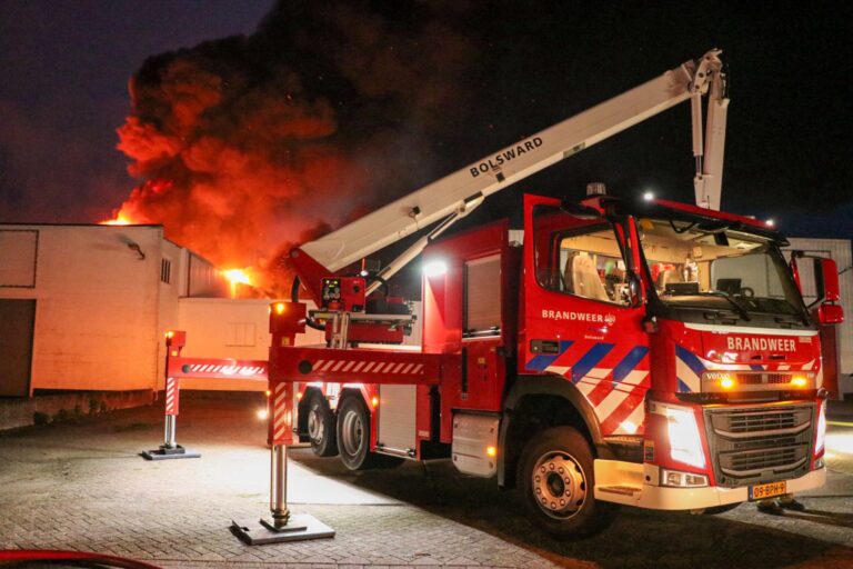 UPDATE: Zeer grote loodsbrand onder controle, pand dreigt in te storten