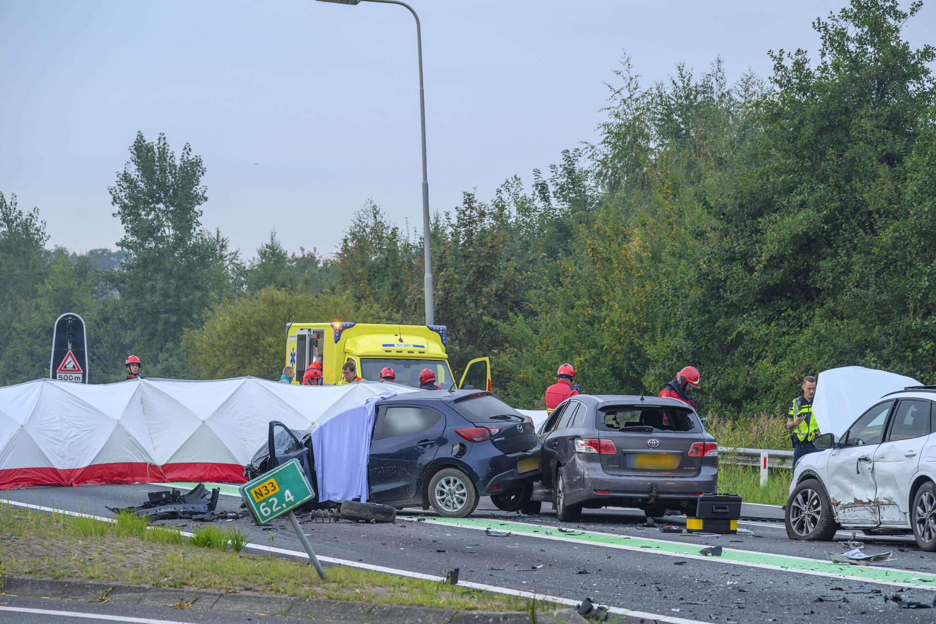 Dode en gewonde bij botsing met vijf voertuigen in Appingedam