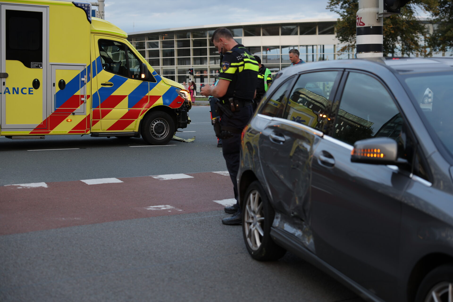NOORDERNIEUWS_Rick_Ten_cate_Ambulance_en_auto_bosten_op_kruispunt_in_stad_5 - 112 Nederland