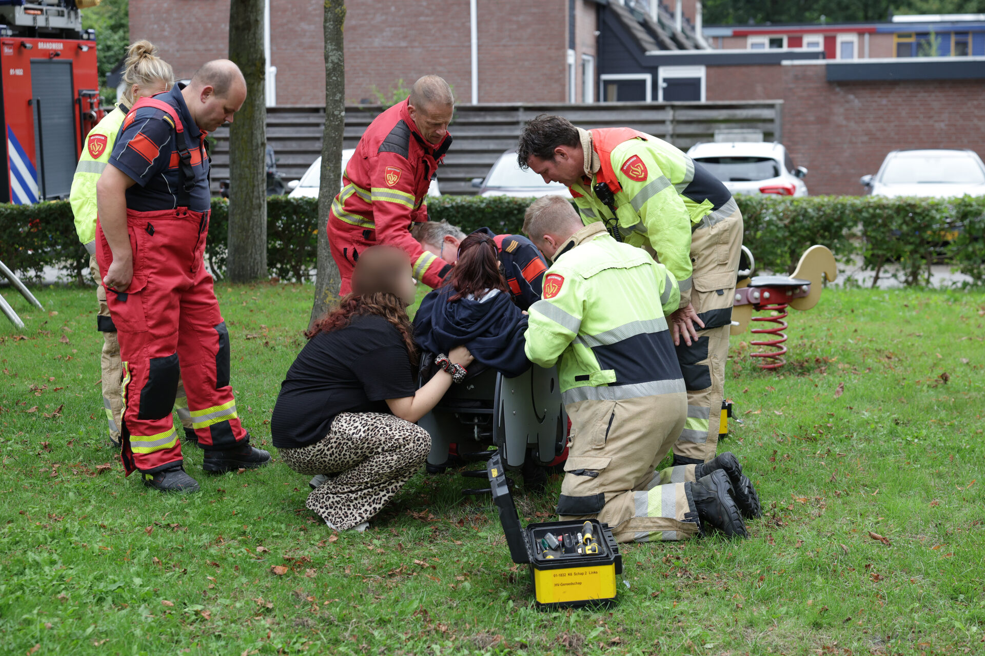 NOORDERNIEUWS_Rick_Ten_cate_Brandweer_bevrijdt_kind_uit_speeltoestel_in_stad_2 - 112 Nederland