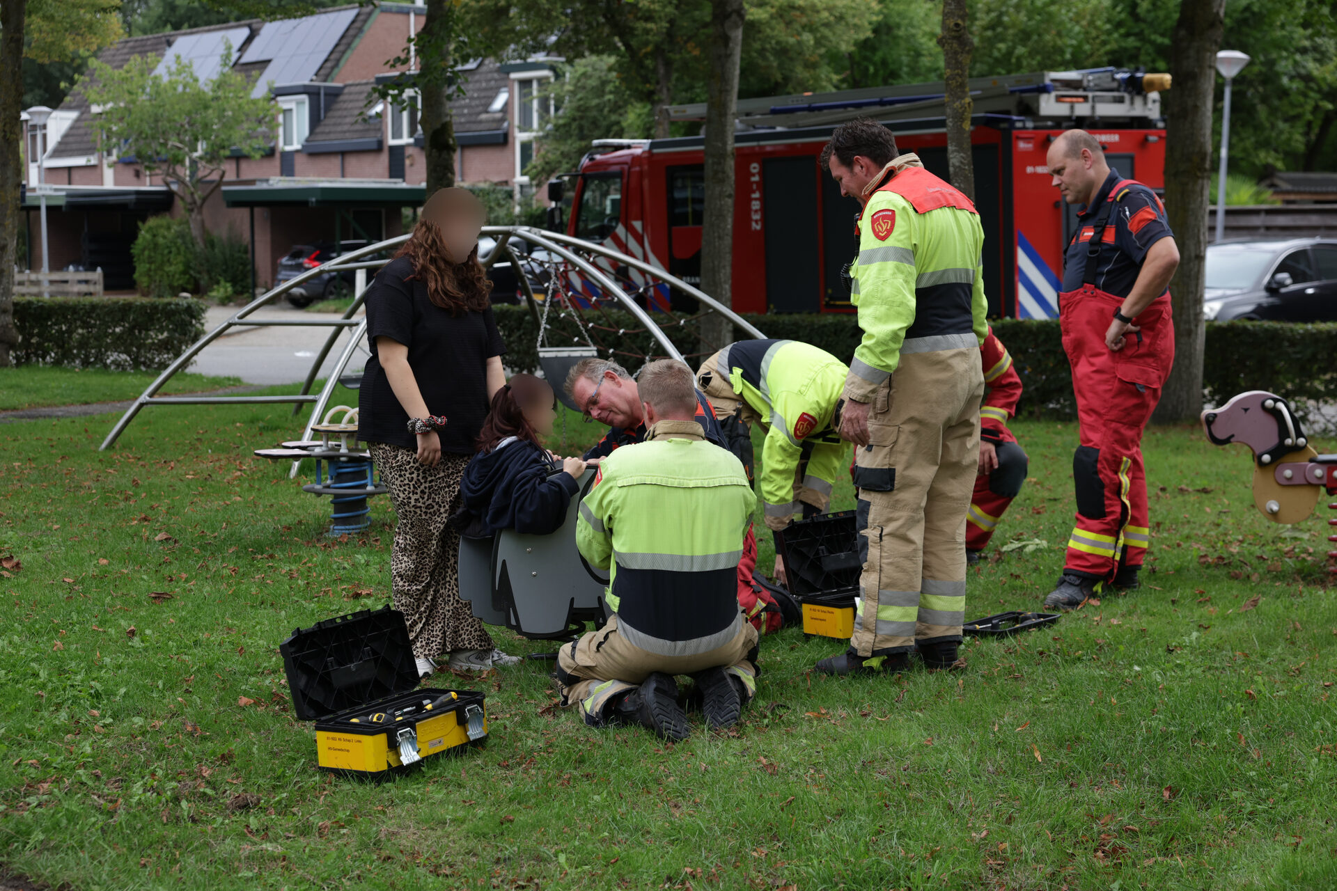 NOORDERNIEUWS_Rick_Ten_cate_Brandweer_bevrijdt_kind_uit_speeltoestel_in_stad_3 - 112 Nederland