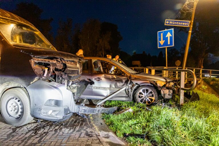Auto botst tegen brugreling na aanrijding op N910