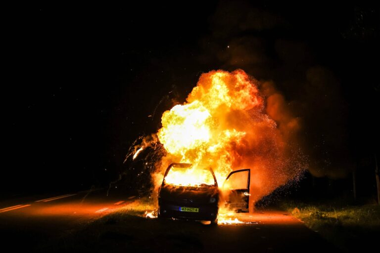 Rijdend busje vliegt volledig in brand, bestuurder ontsnapt op tijd