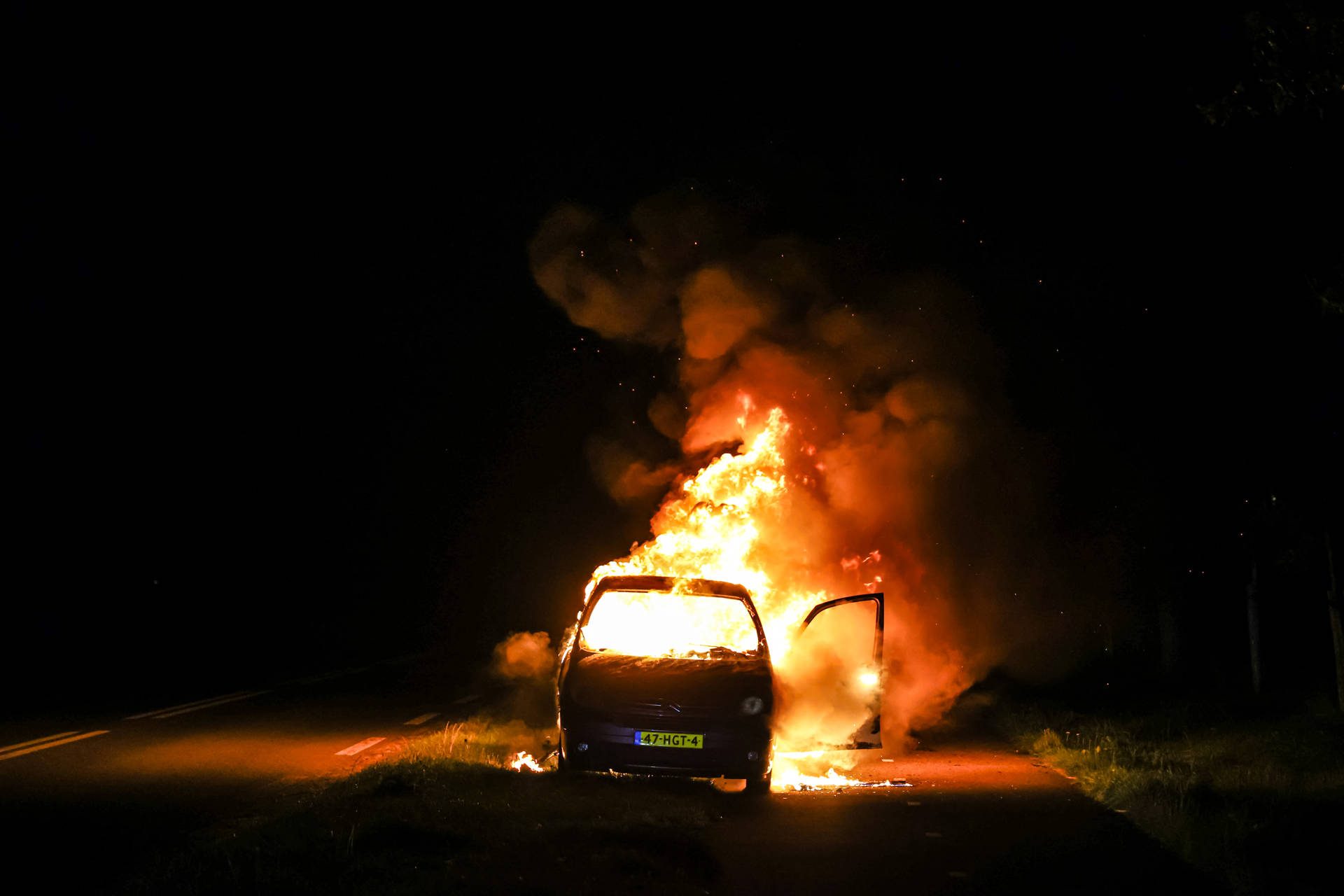 NOORDERNIEUWS_Yoell_Schonewille_Busje_brand_volledig_uit_in_Klazienaveen_5 - 112 Nederland