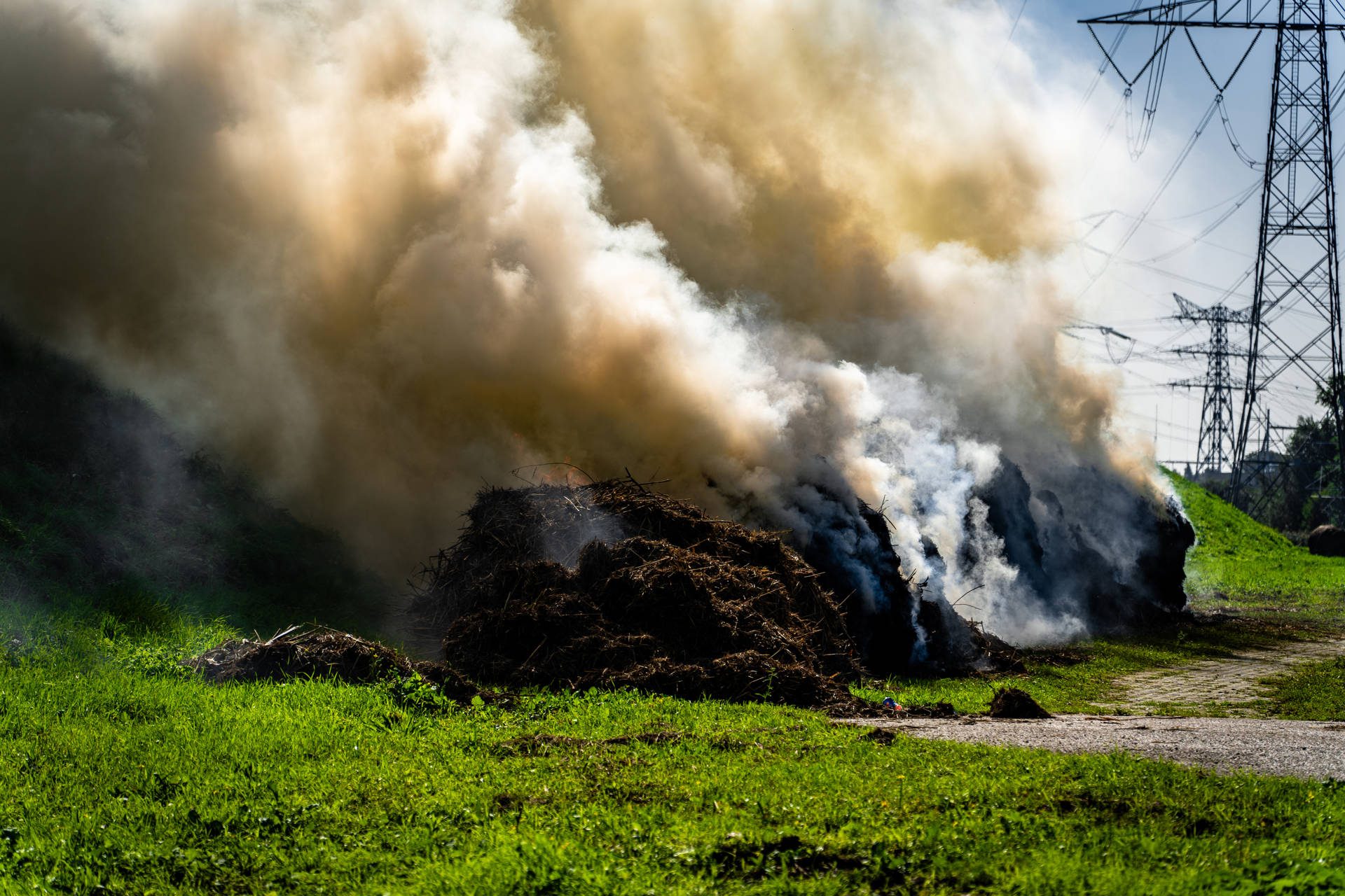 Zes personen aangehouden na brandende hooibalen langs snelwegen