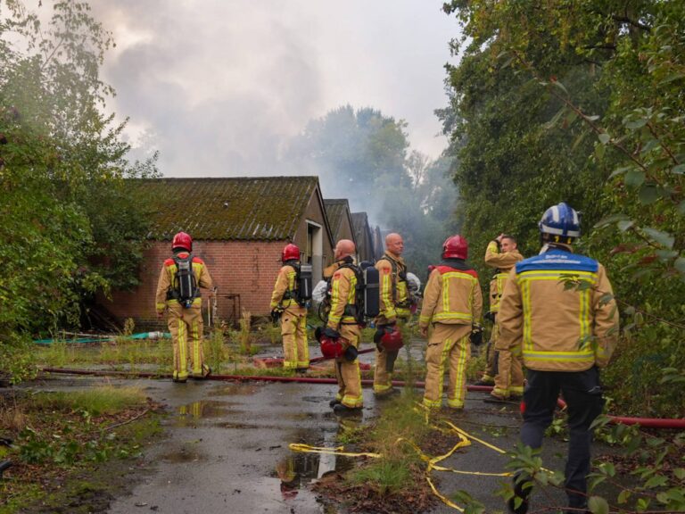 Grote brand bij leegstaande stal van boerderij