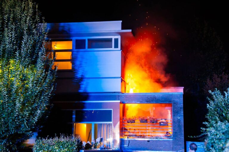 Bewoner gewond bij uitslaande woningbrand