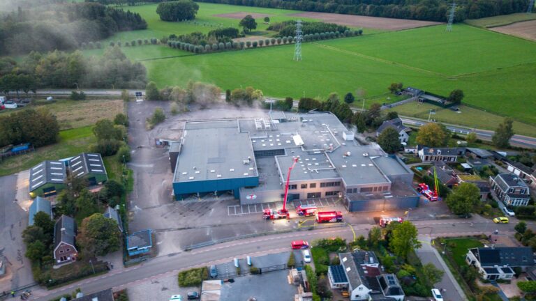 Grote brand uitgebroken in leegstaand bedrijfspand