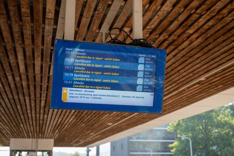 Grote treinstoring door sabotage, buizen aan spoor vastgemaakt