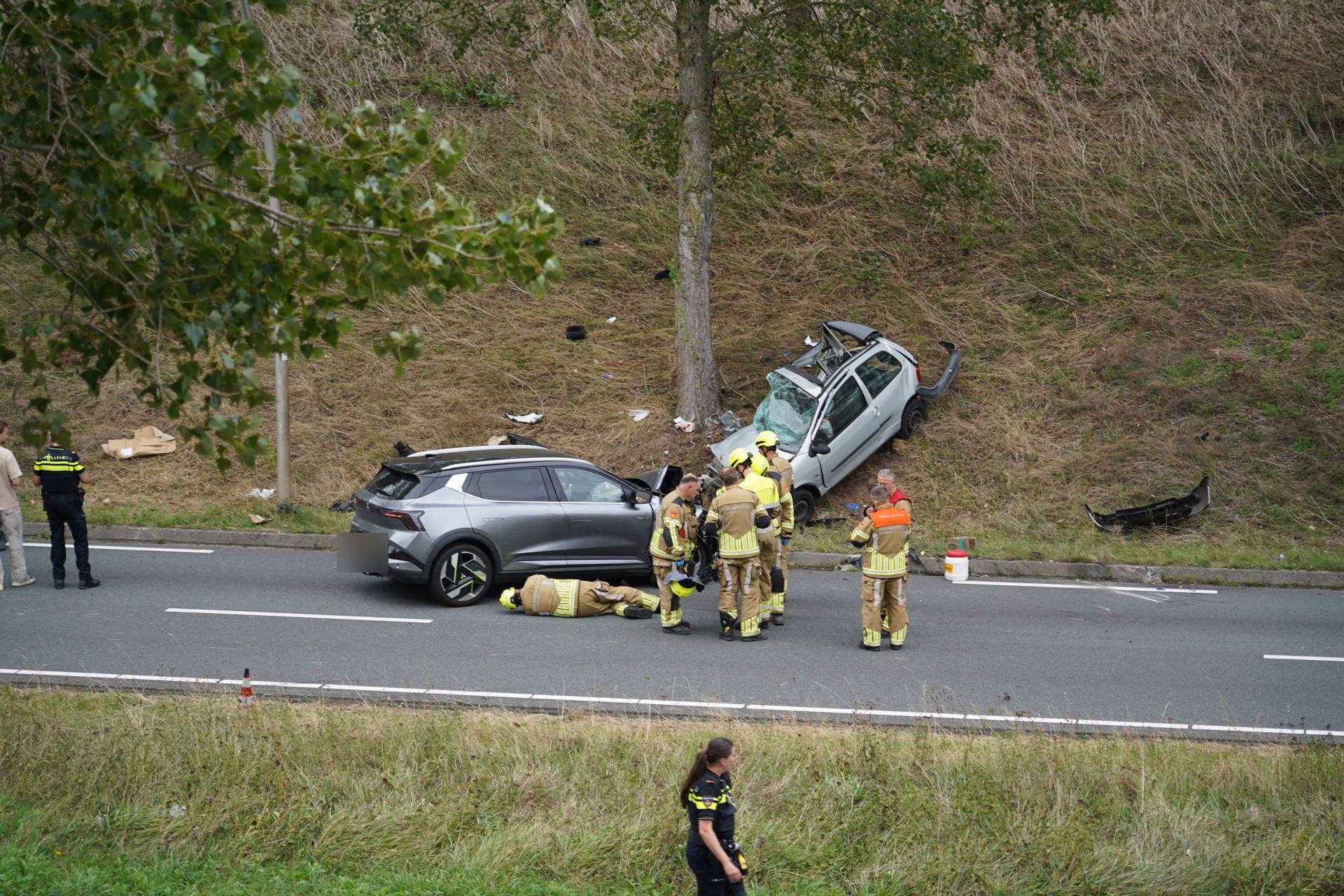 Auto slaat over de berm en botst frontaal op tegemoetkomend voertuig