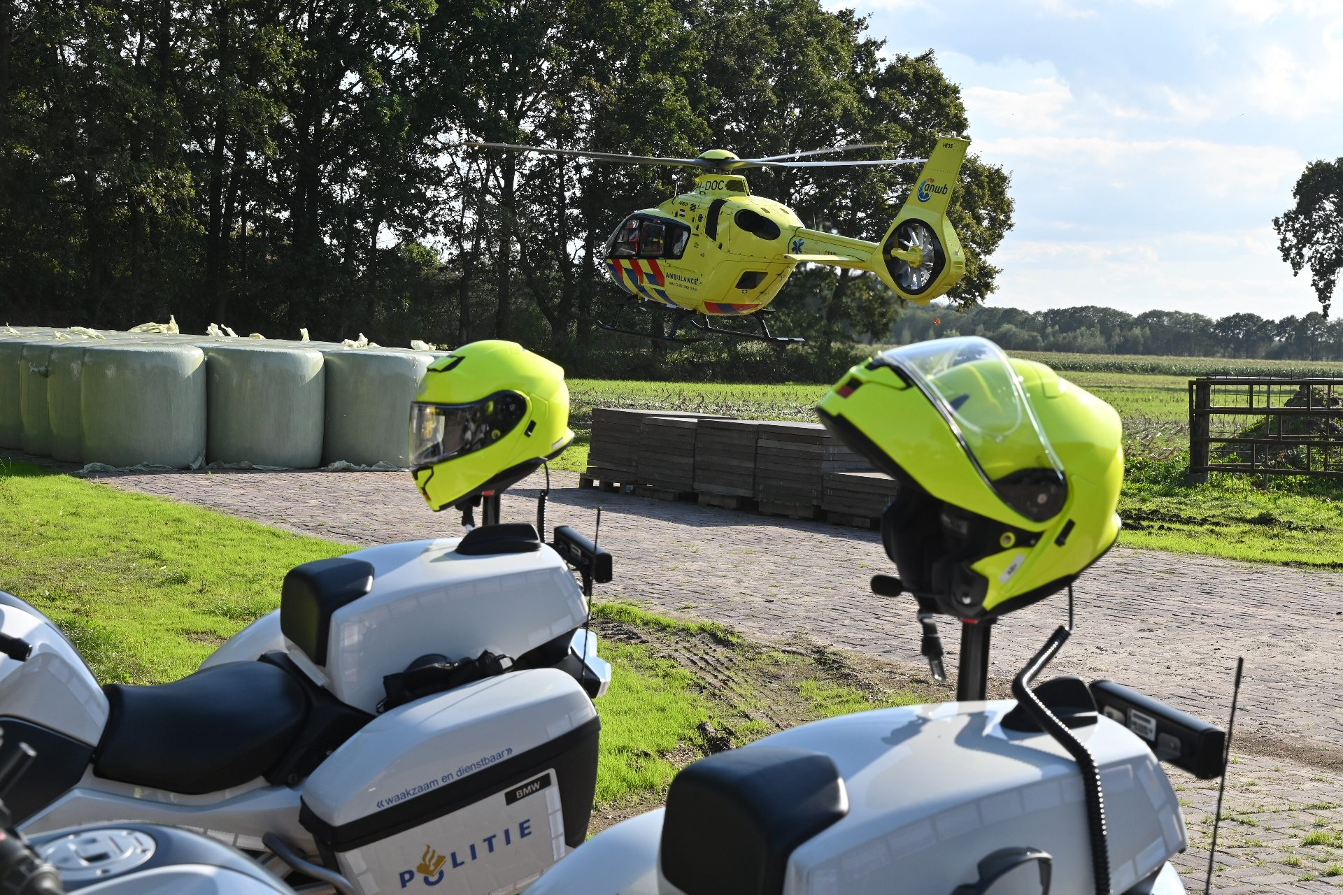 Fietser gewond na botsing met auto, traumahelikopter landt