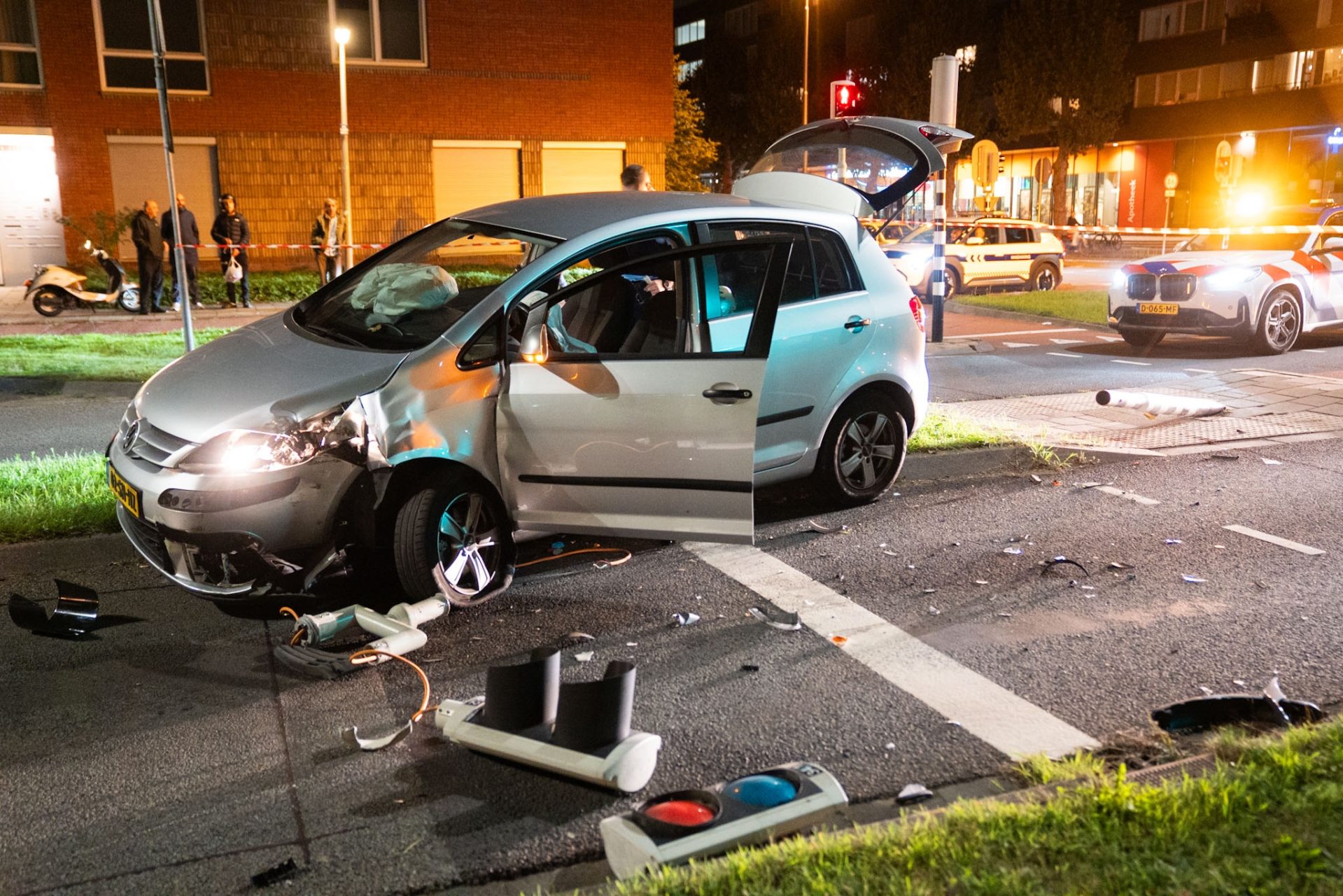 Achtervolging Marechaussee eindigt in crash, bijrijder voortvluchtig
