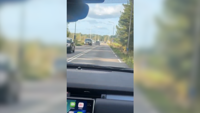 Automobilist onder invloed en zonder rijbewijs botst na spookrijden op lantaarnpaal