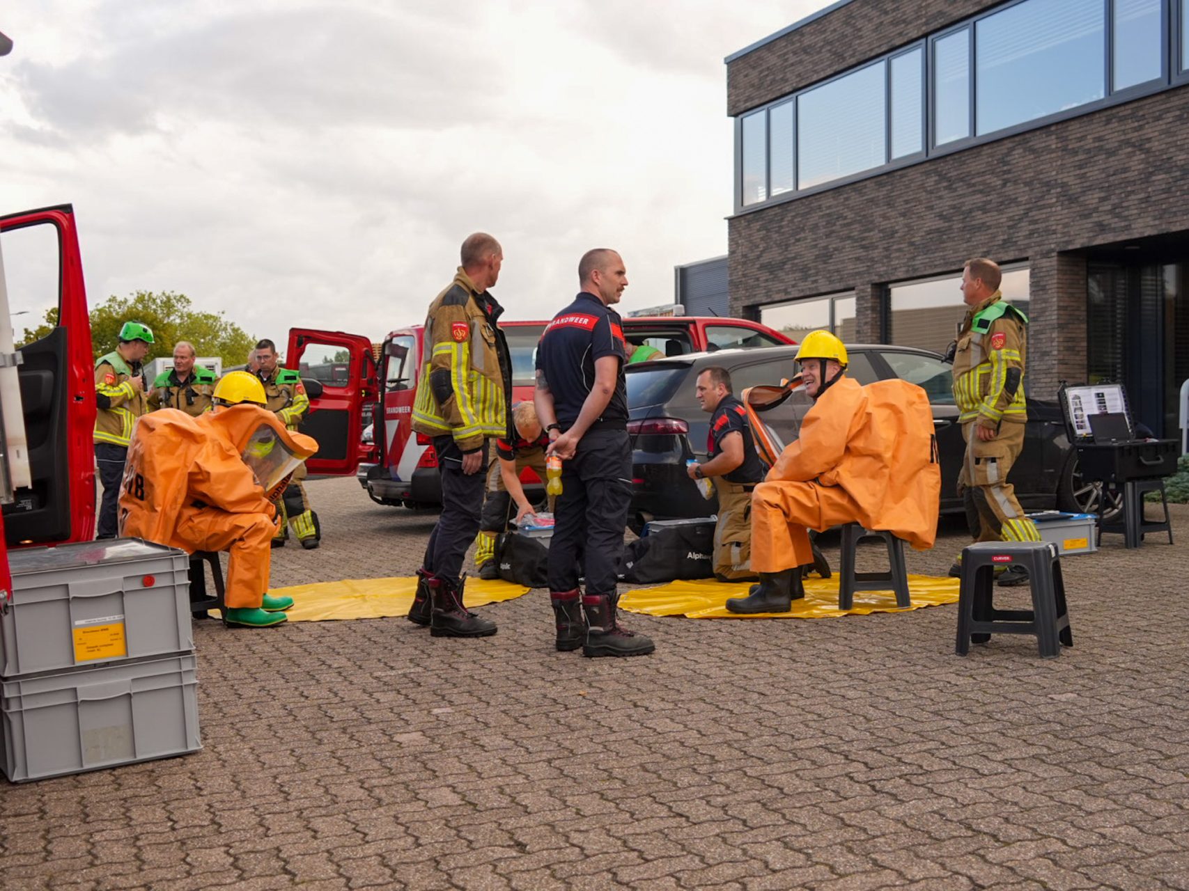 UPDATE: Salpeterzuur gelekt bij bedrijf, speciaal gaspakteam ingezet