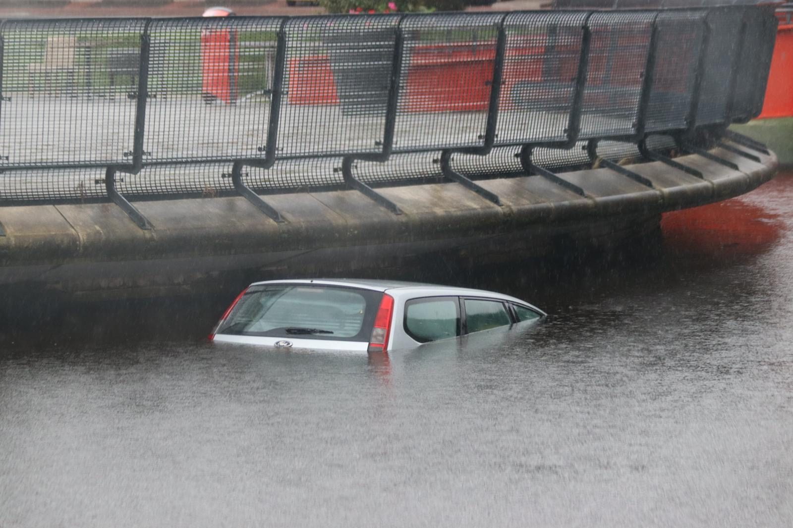 Opnieuw belandt er een auto in water