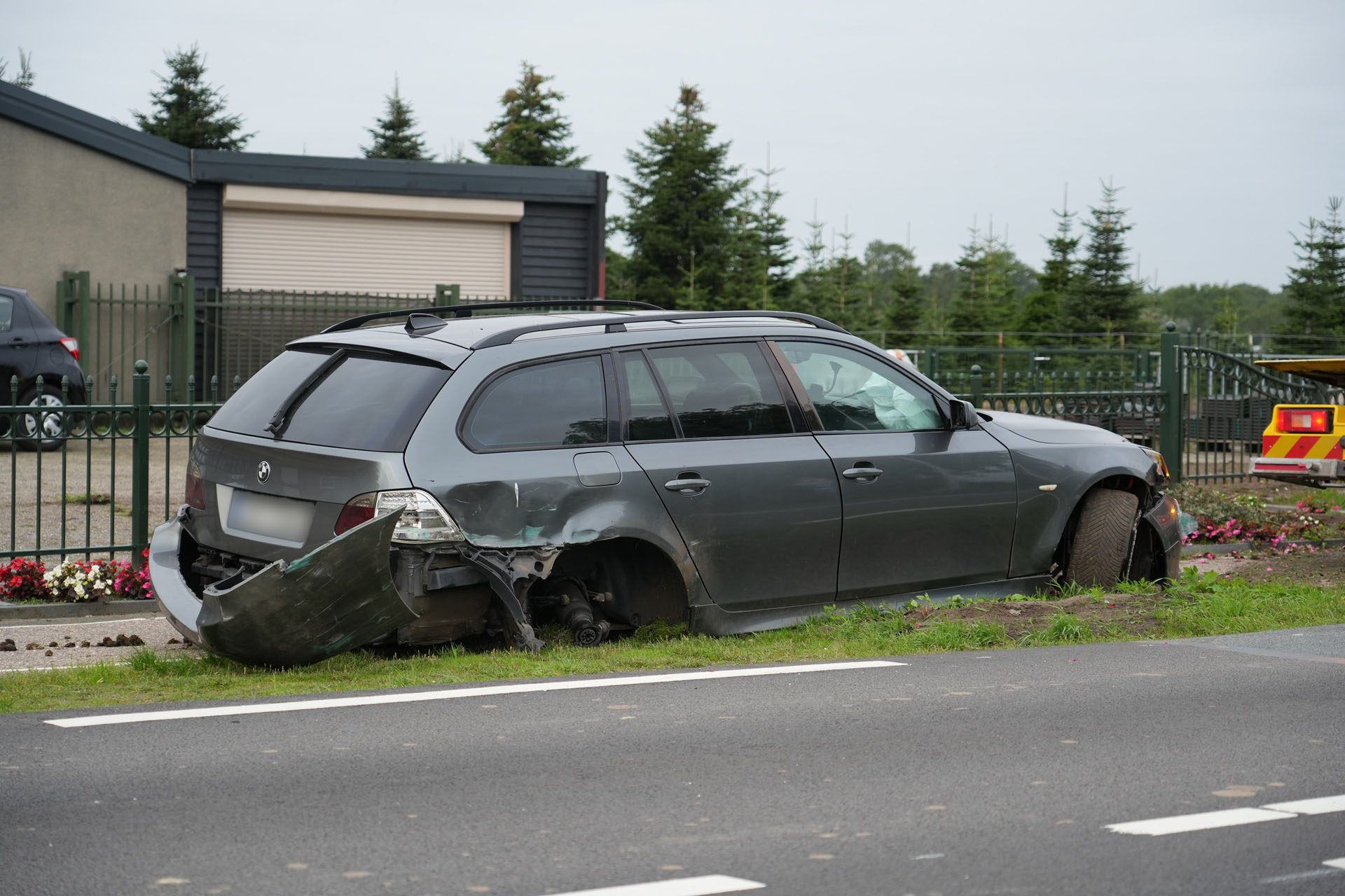Inzittenden gaan ervandoor na crash tegen hekwerk