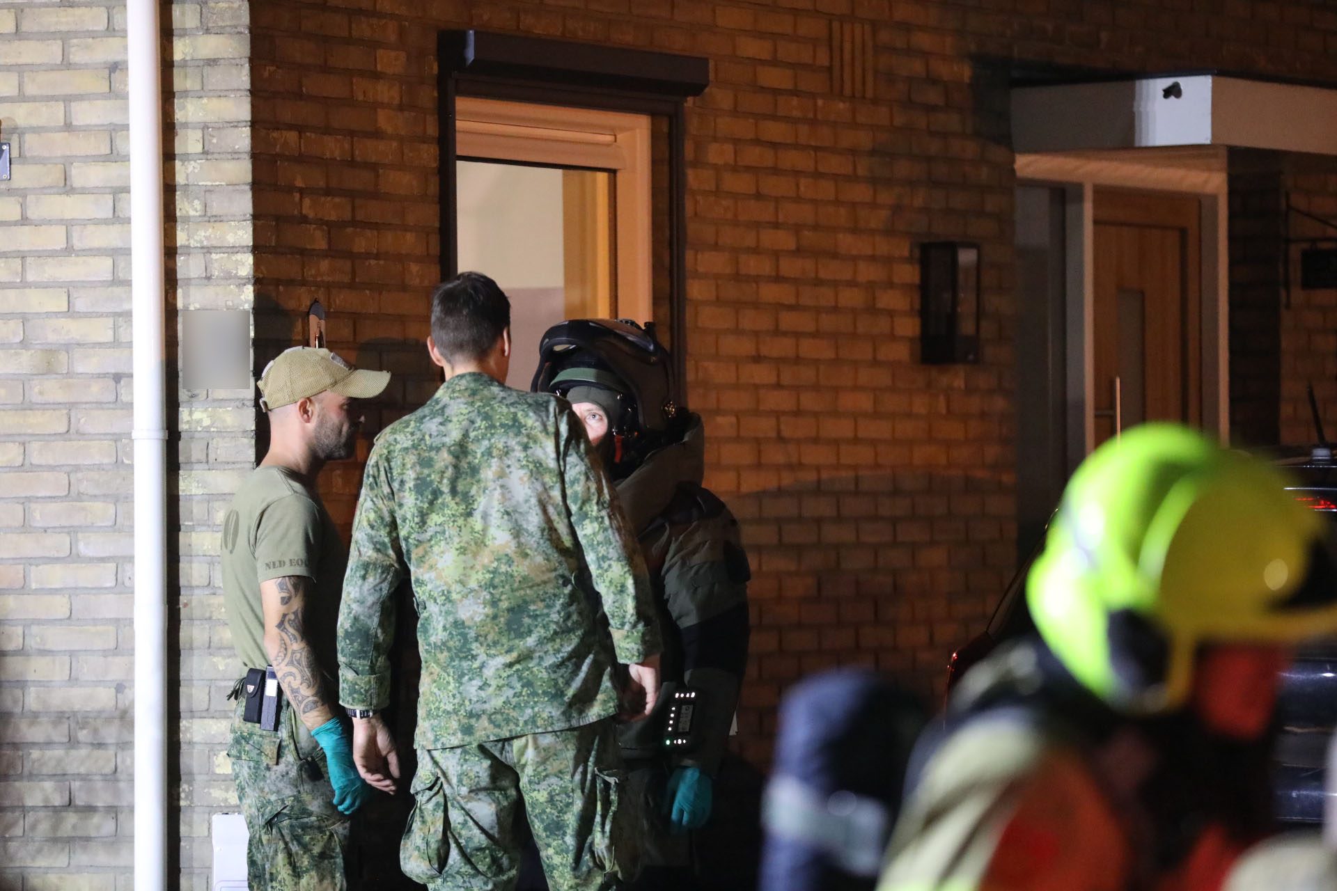 EOD in bompak naar woning na vondst partij vuurwerk Lunteren