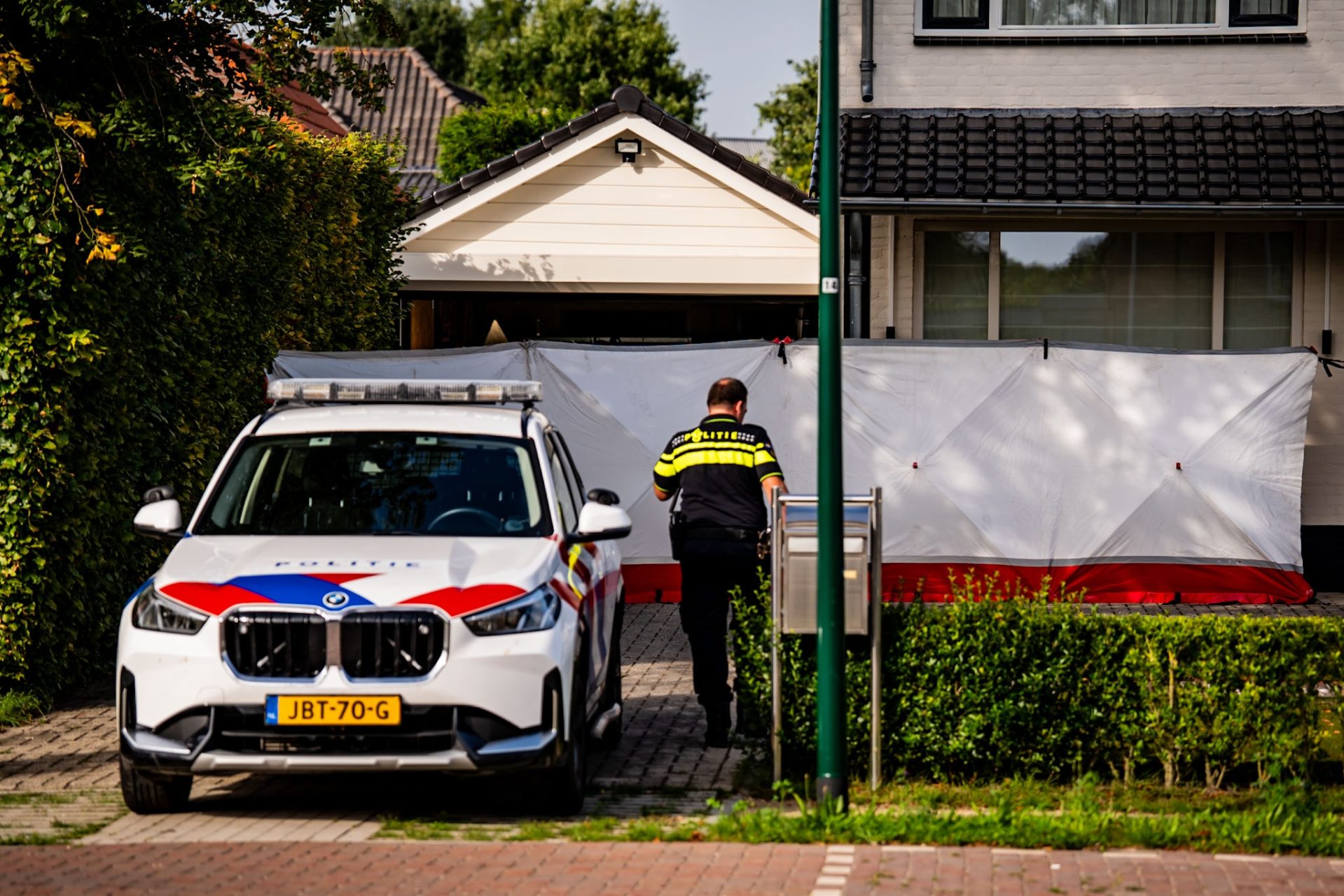 Overleden persoon aangetroffen, politie doet onderzoek