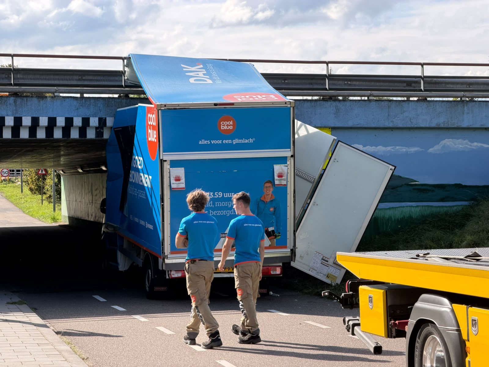 Bakwagen botst hard tegen berucht laag viaduct, flinke schade