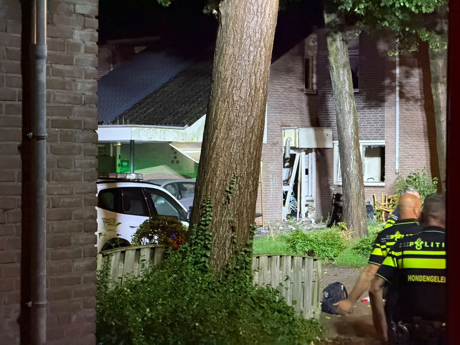 Gevel en voordeur beschadigd door explosie, politie zoekt getuigen