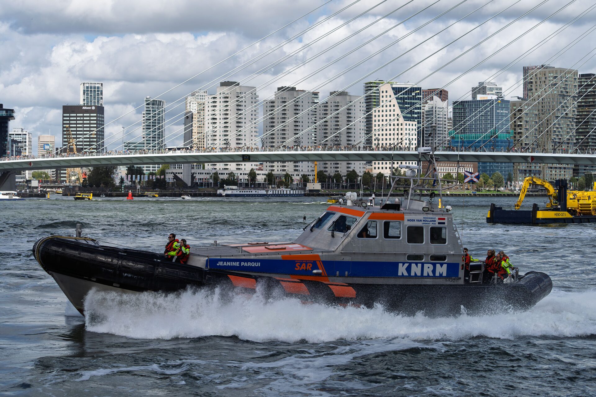 Surfer (76) uit water gehaald en gereanimeerd, hulp mag niet baten